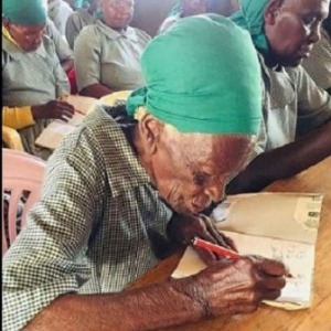 Kenya: Une femme âgée de 95 ans, elle s’inscrit à l’école pour apprendre à lire et à écrire !