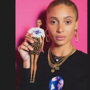 Modèle ghanéen-britannique et une Barbie Activiste Gets