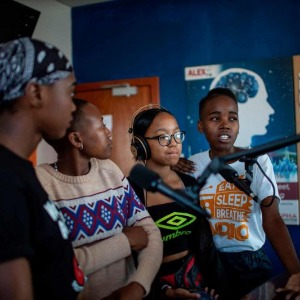 Les adolescents sud-africains utilisent la radio pour lutter contre la criminalité armée - en images