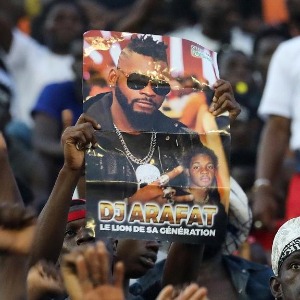 Les autorités ivoiriennes arrêtent 12 fans de DJ Arafat qui ont "profané" sa tombe