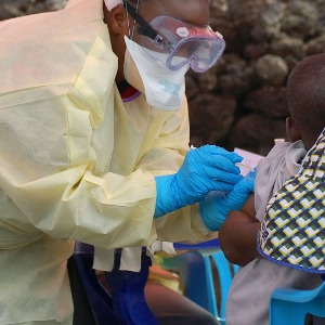 Un agent de la lutte anti-Ebola assassiné en RDC, sa maison incendiée