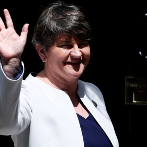 Irlande du Nord : l’unioniste Arlene Foster désignée première ministre