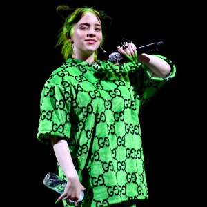 PEOPLE : Billie Eilish se déshabille en plein concert et surprend tout le monde (vidéo)