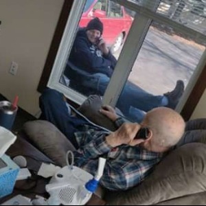 PEOPLE : Le fils rend visite à son père mis en quarantaine tous les jours : ils se voient et se parlent au téléphone