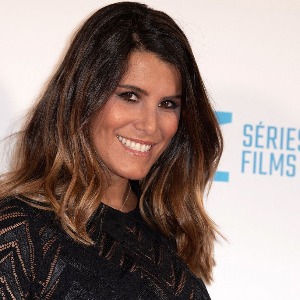 PEOPLE : Karine Ferri sexy  décolleté et jeu de jambes dévoilés dans une robe ultra-fendue (wow !)