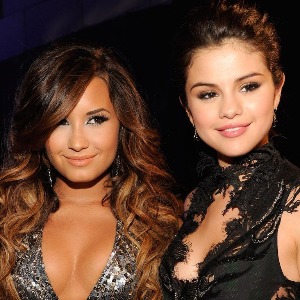 PEOPLE : Demi Lovato et Selena Gomez en froid ? La réponse
