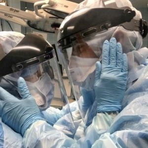 INSOLITE : Le couple de soignants lutte contre le coronavirus – leur photo est devenue un symbole d’espoir et d’amour