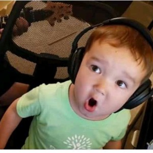 INSOLITE : Daniel, de seulement deux ans, prend le micro de son papa – et interprète un classique d’Elvis