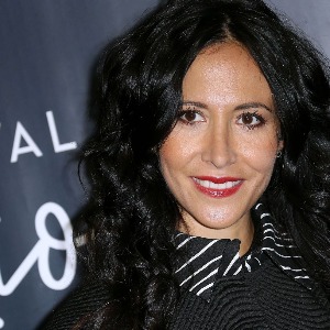 PEOPLE : Fabienne Carat adopte le blond platine et le trait d’eye-liner épais pour jouer les cowgirls (sexy!)