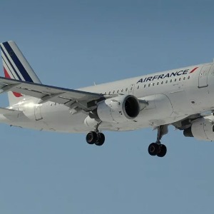 FRANCE : Air France surprise en plein non-respect de la distanciation sociale à bord d’un vol bondé