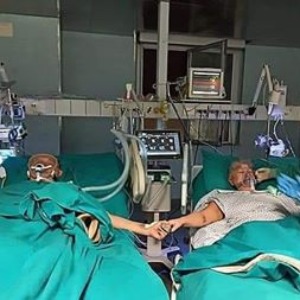 INSOLITE : Le couple atteint du coronavirus fête son 507ème  anniversaire de mariage sur leur lit d’hôpital