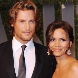 PEOPLE : Halle Berry  l’actrice raconte comment Pierce Brosnan lui a sauvé la vie