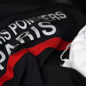 FRANCE : Un vaste hangar détruit par des flammes près de Paris aurait abrité des masques chirurgicaux - vidéo