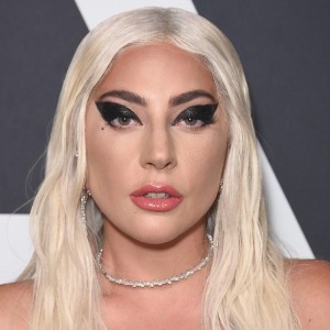 PEOPLE : Lady Gaga est la reine du célèbre Met Gala la star enflamme le tapis rouge avec ses tenues sexy