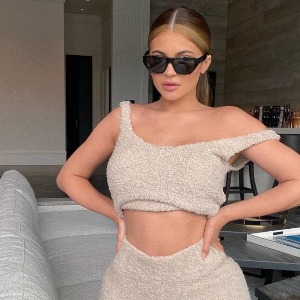 PEOPLE  Kim Kardashian : sa soeur Kylie sexy dans une tenue de chez SKIMS !