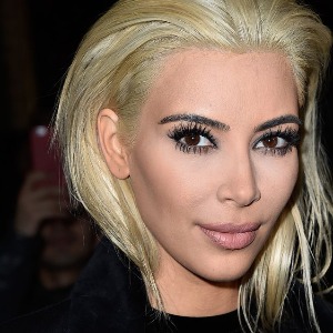PEOPLE Kim Kardashian délaisse ses cheveux bruns et opte pour un blond doré !