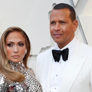 PEOPLE : Jennifer Lopez : la chanteuse est très affectée par le report de son mariage