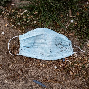 ENVIRONNEMENT : Peut-on recevoir une amende pour un masque jeté par terre ?