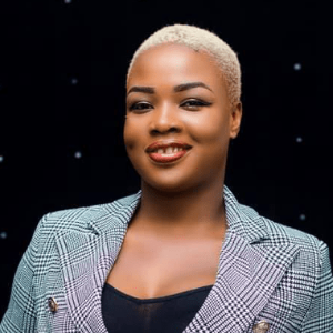 PEOPLE : Côte d’Ivoire  Zota sublime dans une mini robe et une nouvelle coupe de cheveux à la Rihanna