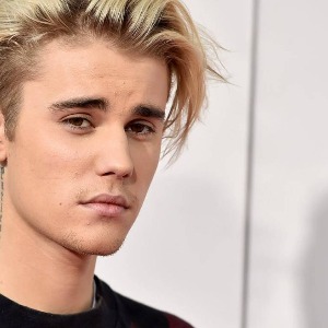 PEOPLE : Justin Bieber : son ensemble imprimé fait l’unanimité sur Instagram !