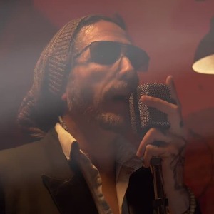 MUSIQUE : Un célèbre chanteur français s’éboule en plein concert et passe de la vie à trépas