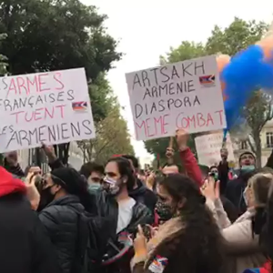 PARIS : «Civils arméniens en danger»: manifestation devant l’ambassade d’Azerbaïdjan à Paris – vidéo