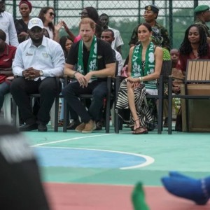 Harry et Meghan jouent au volley-ball lors de leur voyage au Nigeria
