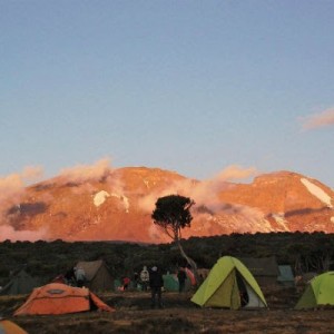 L'ascension sur une semaine du plus haut sommet d'Afrique demeure une aventure épique.
