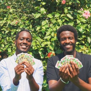 Un duo ougandais réinvente les jeux de cartes avec une touche culturelle
