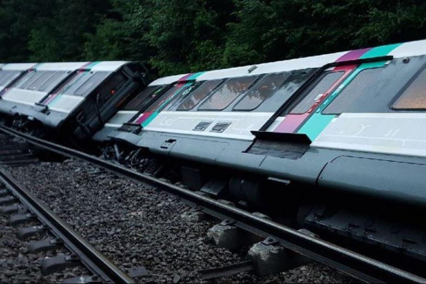 Un train du RER B déraille et provoque sept blessés légers; le trafic interrompu entre Saint-Rémy-lès-Chevreuse et Orsay-Ville, dans l'Essonne