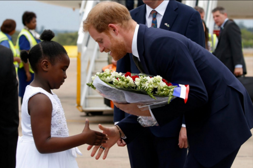 Le Prince Harry  fait honneur aux anciens Combattants  de la Zambie