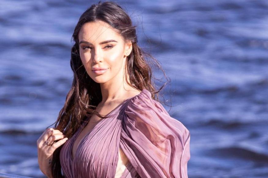 PEOPLE : Nabilla en aventurière sexy elle pose en chemise nouée et pantalon safari en Afrique du Sud