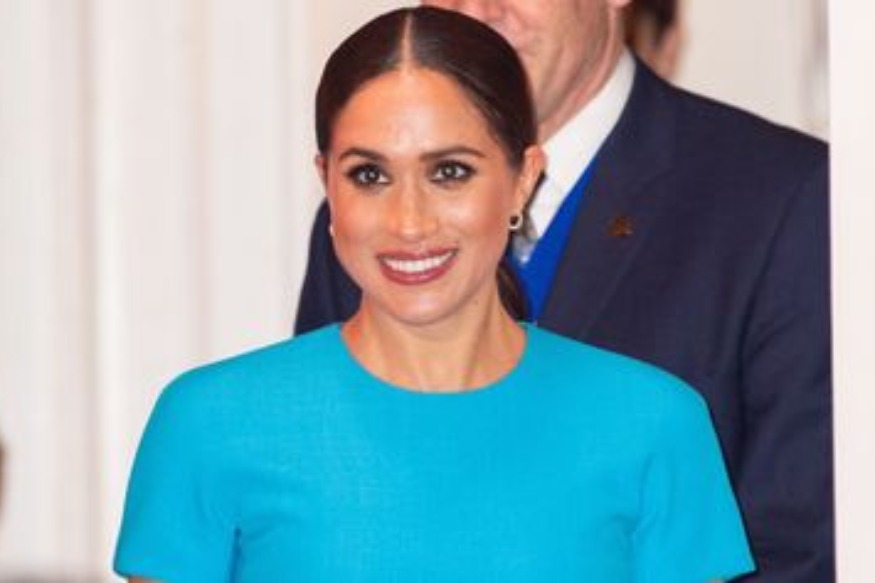 PEOPLE : Meghan Markle  la robe bleue qu’elle portait pour son retour officiel déjà en rupture de stock