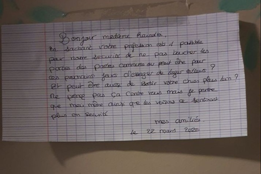 FRANCE : Touchant  une aide-soignante de Toulouse trouve un message de ses voisins à sa porte l’incitant à se «loger ailleurs»