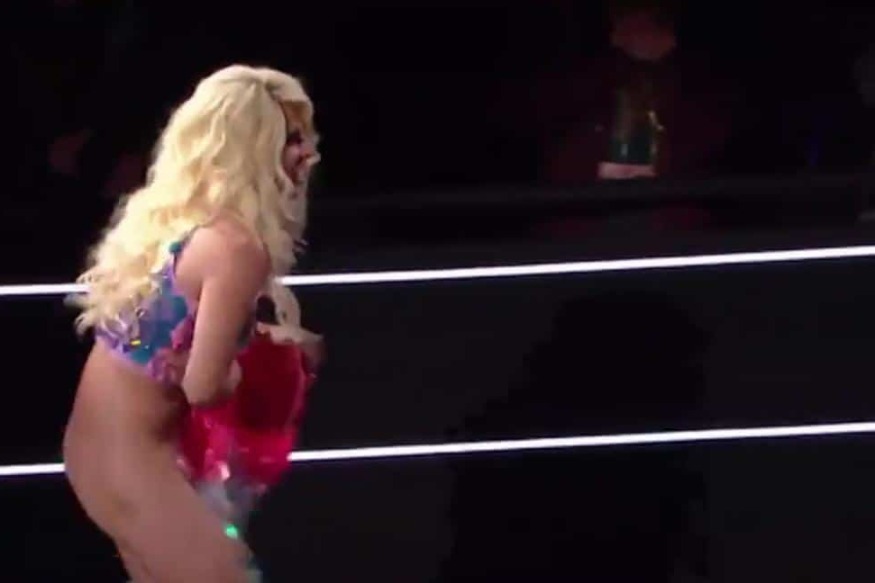 PEOPLE : Une candidate de téléréalité perd sa robe en plein direct… et elle ne portait pas de dessous !