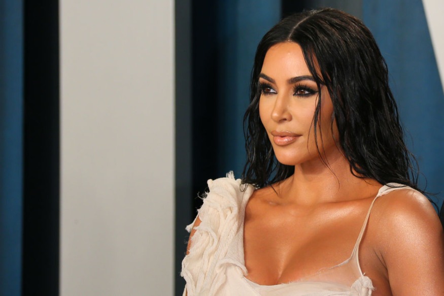 PEOPLE : Kim Kardashian arbore des courbes pour promouvoir la campagne Skims (Photos)