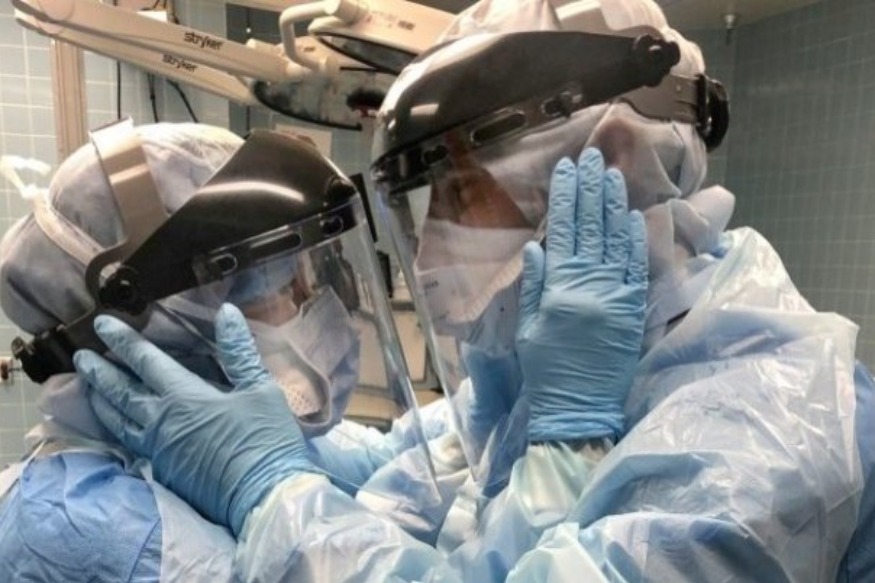 INSOLITE : Le couple de soignants lutte contre le coronavirus – leur photo est devenue un symbole d’espoir et d’amour