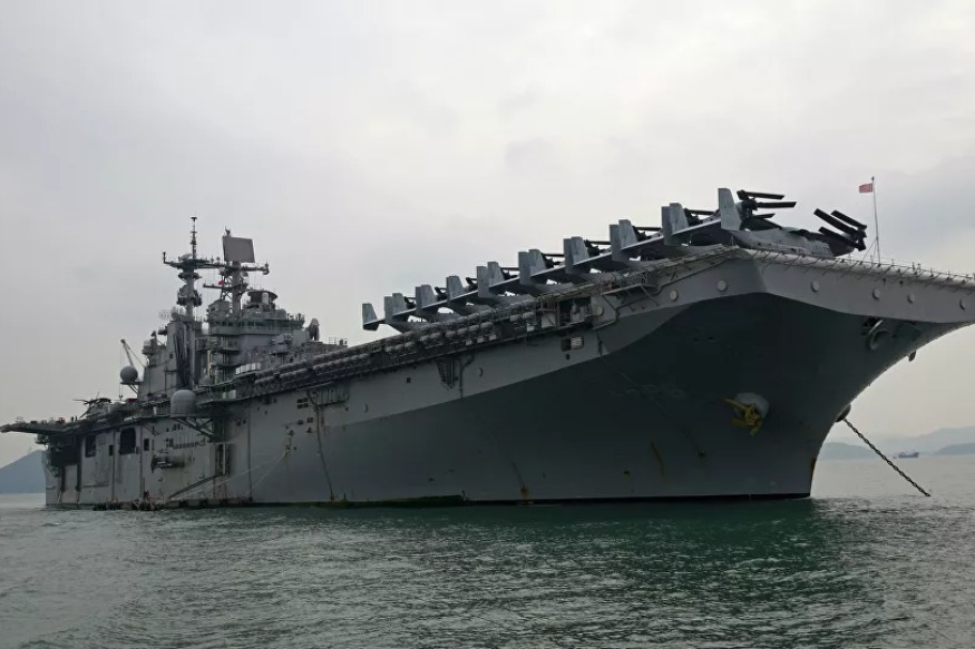 Amérique : Un incendie se déclare après une explosion à bord d'un navire militaire US à San Diego - vidéo