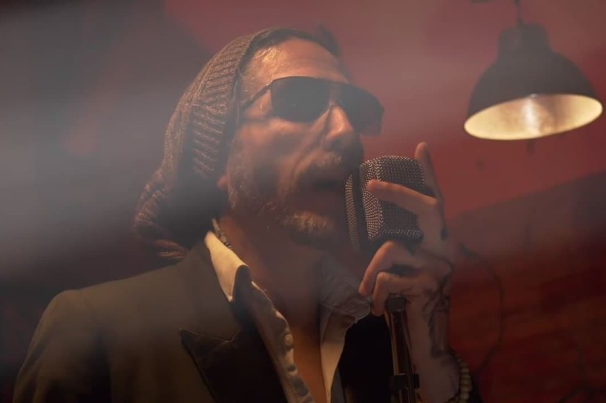 MUSIQUE : Un célèbre chanteur français s’éboule en plein concert et passe de la vie à trépas