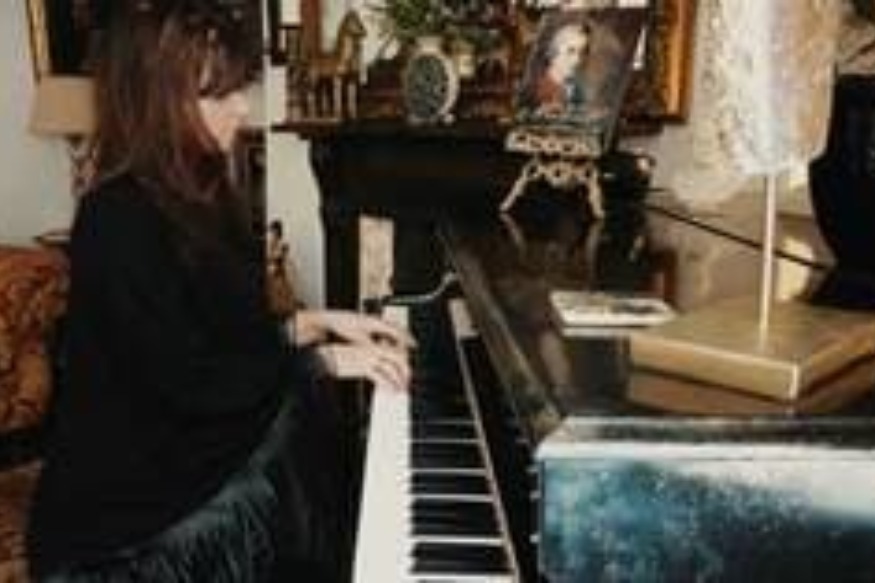 MUSIQUE : Juste pour passer à la radio, Annabel Bennett est pianiste, elle a longtemps dû se faire passer pour homme