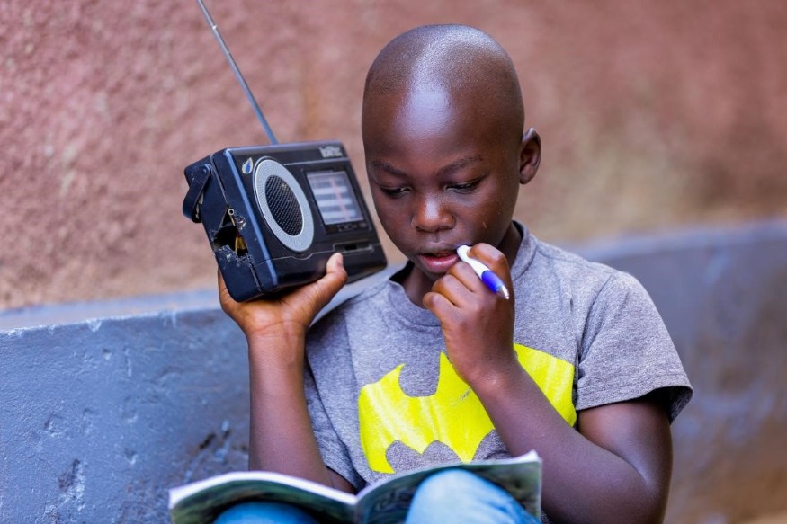 AFRIQUE2050 : Le programme d'enseignement par radio de la Sierra Leone aide à l'apprentissage à distance et à distance