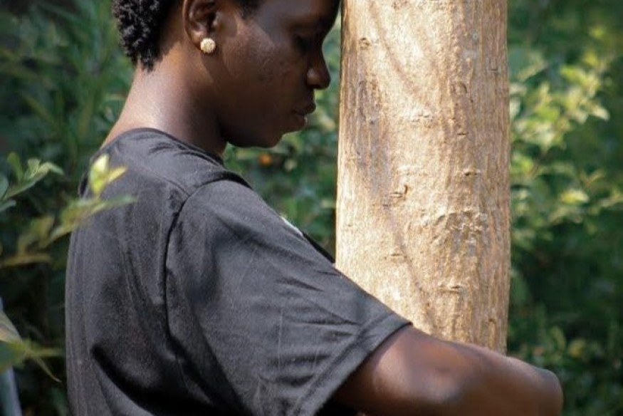 Un militant ougandais pour le climat établit un record mondial Guinness pour le plus long câlin dans un arbre